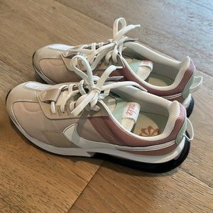 Size 7 women’s Nikes (I think they are Air Max Pre Days but not 100% certain)